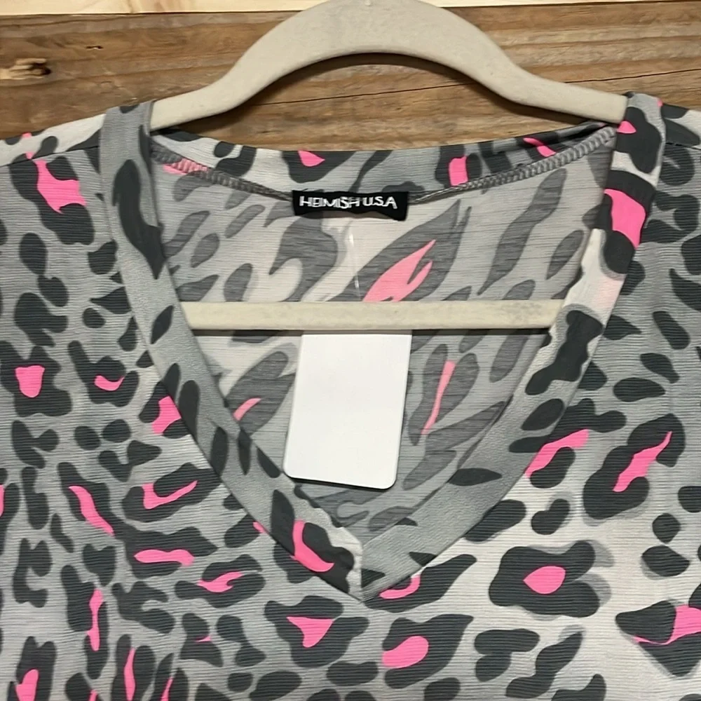 Heimish USA size XL Gray and Pink Cheetah Print Short Sleeve Lightweight Blouse
